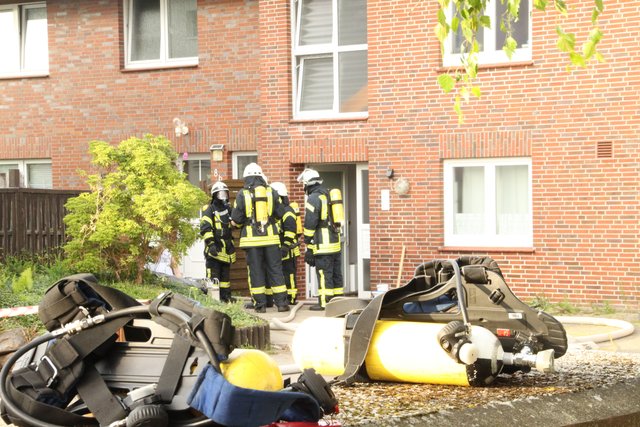 Feuerwehrleute haben ihre Atemschutz-Geräte angelegt