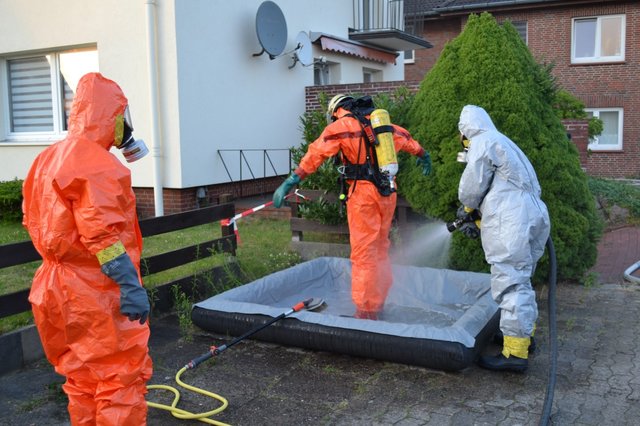 Die Angehörigen des Messtrupps werden nach dem Einsatz gereinigt | Foto: Günter Kachmann (Feuerwehr Harsefeld)