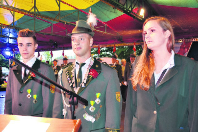 Der neue Jugendkönig Hendrik Böttcher (Mi.) mit seinen Adjutanten Hauke Schröder und Helene Sönksen