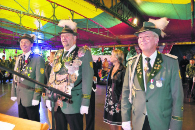 Schützenkönig Gisbert Adorf (Mi.) mit seinen Adjutanten Thomas Springer (li.) und Klaus Grebe