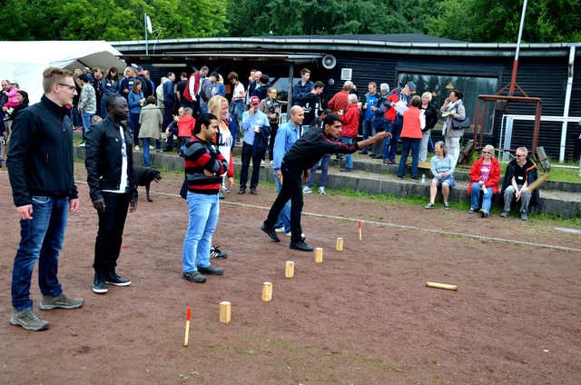 Flüchtlinge und Tötensener beim "Wikinger-Schach" | Foto: Karen Prohl