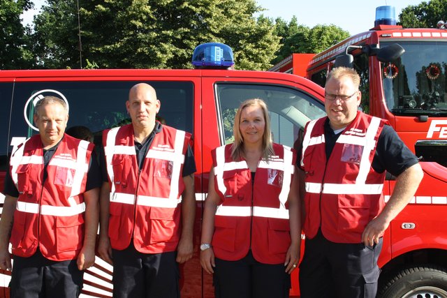 Die Brüder Michel und André Ahrens, Meike Nachtwey und Marcus Heins in den roten Westen, die sie als Mitglieder der AED-Gruppe tragen