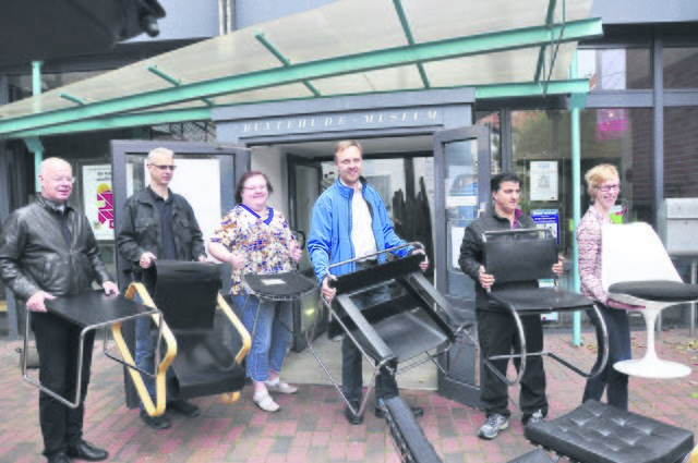 Holten die Stühle aus dem Museum: Geschäftsführer der Hs21, Dr. Rolf Jäger, Hochschulmitarbeiter Frank Sachs, Dozentin und Modellbauerin Dagmar Burmester, Hochschulpräsident Prof. Dr. Thorsten Uelzen, Hochschulmitarbeiter Mehmet Kösgerolglu und Museumsmitarbeiterin Susanne Gratza (von links) | Foto: HS21