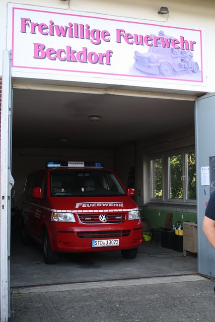 Weil das große Löschfahrzeug TSF-W nicht ins Feuerwehrgerätehaus passt, steht der neue Mannschaftstransportwagen drinnen. Das TFF-W steht bei einem Bauern