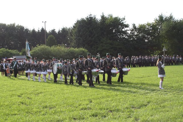 Die Sauensieker Schützen und ihre Gäste marschieren zur Proklamation auf dem Festplatz ein