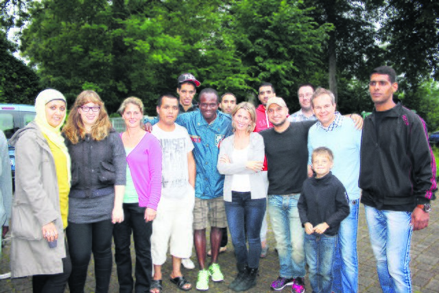 Beim Fest: Arnim-Roald Reinecken (2. v. re.), Kollegin Natalia Monastyrska (mit grauer Jacke) und Mitarbeiterin Schakeba Amiri (li.) mit Flüchtlingen und Bürgern aus Tötensen