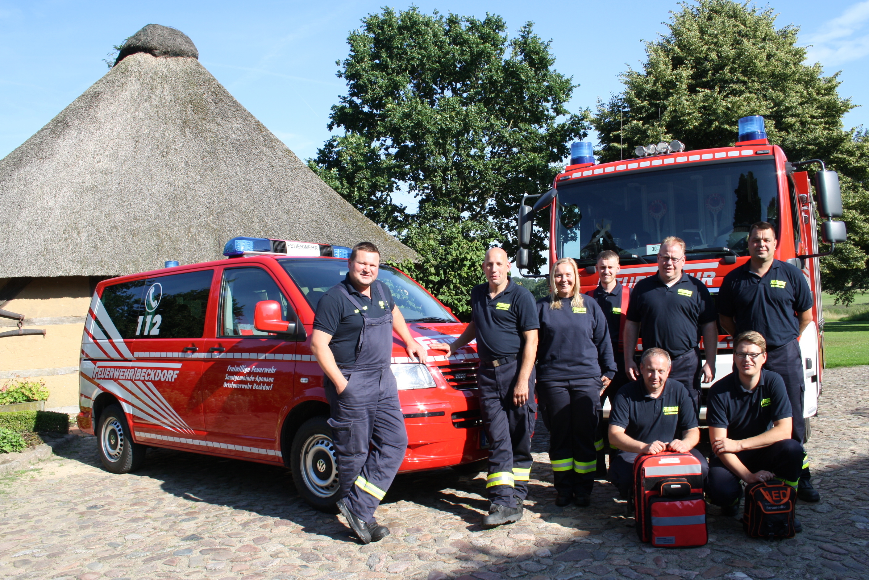 Haben sich zu Lebensrettern ausbilden lassen (v. li.) Heiko Oltersdorf, André Ahrens, Meike Nachtwey, Christian Hoop, Marcus Heins, Andreas Malcharczik sowie vorne Michel Ahrens und Renke Möker. Links ist der Bus, den die Feuerwehr auf eigene Kosten gekauft hat
