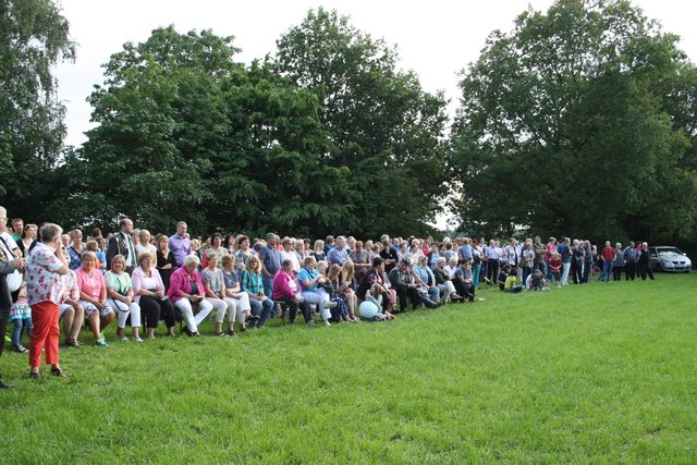 Wer wird König? Zur Proklamation kommen auch viele "zivile" Bürger aus Sauensiek