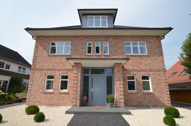 „Hamburger Kaffeemühle“ - Verblendstein im filigranen belgischen Waalformat mit aufwendigen Zierverblend-Elementen“ in Volksdorf (2013) | Foto: WittBau