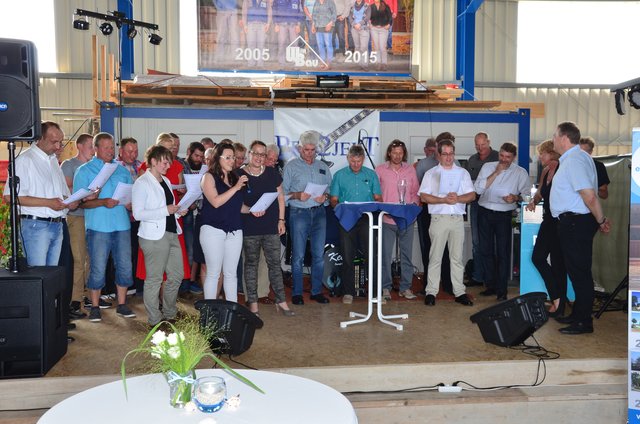 Die WittBau-Mitarbeiter sangen für ihren Chef einen selbst 
getexteten Song | Foto: Henry Bielefeldt