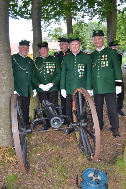 An der Kanone (v.li.): Wilhelm Matthies, Uwe Bauer, Manfred Reinfeld, Günther Aldag und Heinz Holland