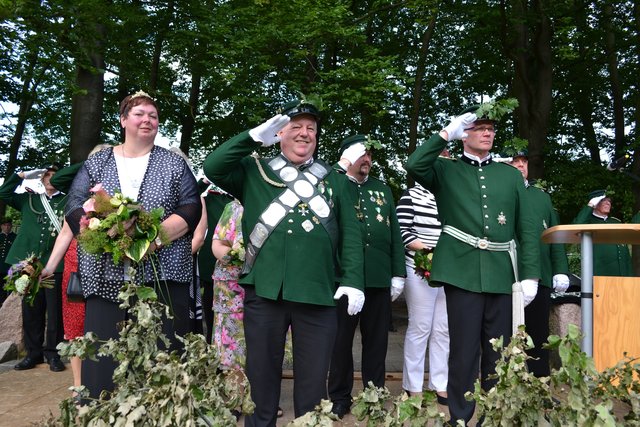 Das scheidende Schützenkönigspaar Britta und Adolf Matthies mit Präsident Karl-Siegfried Jobmann (re.) bei der Parade