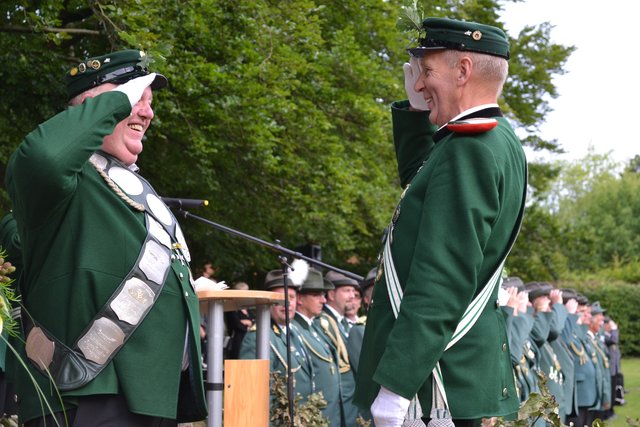 Wilhelm Kramer, ständiger Adjutant der Könige (re.), und der scheidende Schützenkönig Adolf Matthies