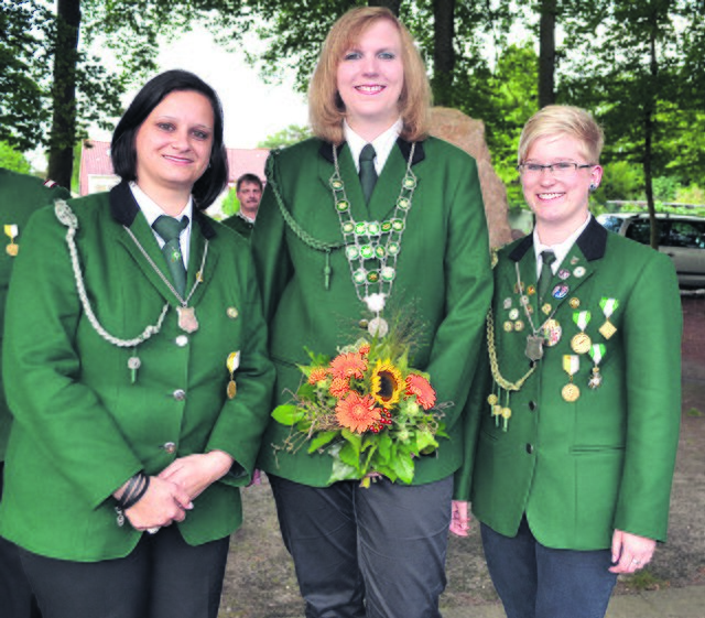 Die neue Damenkönigin Birte Joost (Mi.) mit ihren Begleiterinnen Ivonn Slupik (li.) und Mailin Gottschalk
