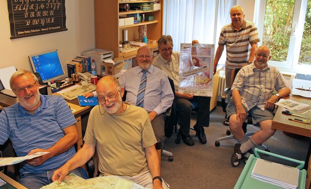Eine engagierte Truppe: die ehranamtlichen Helfer im Archiv