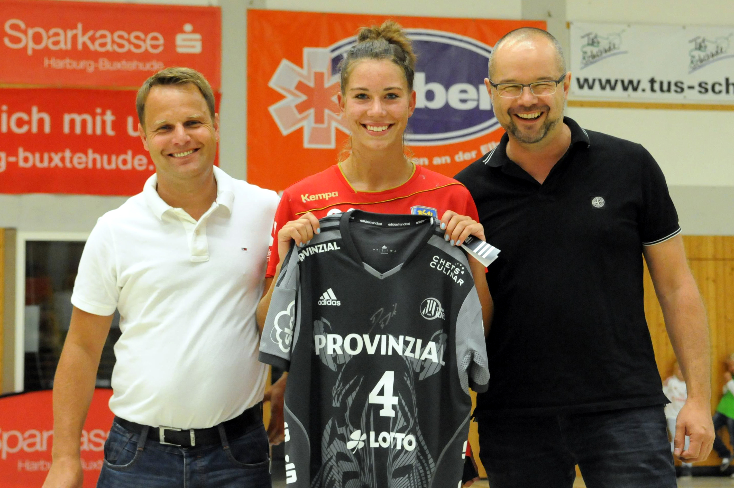 Ausgezeichnet wurde im Vorjahr Emily Bölk vom Buxtehuder SV von Jörg Stolle (li.) von der Sparkasse Harburg-Buxtehude und Dirk Düvel von wir-leben-Aportheken