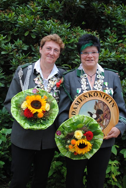 Majestätisches Duo: Damenkönigin Monika Wemmel (re.) und Adjutantin Liane Hempel