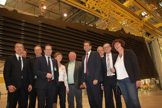 Wirtschaftsminister Olaf Lies (4. v. re.) und seine Begleiter bei der Airbzus-Werksbesichtigung vor einem