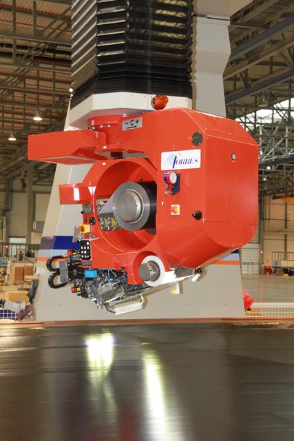 Automatische Schichtung von Bahnen aus CFK-Gewebe mit einem Tape-Leger