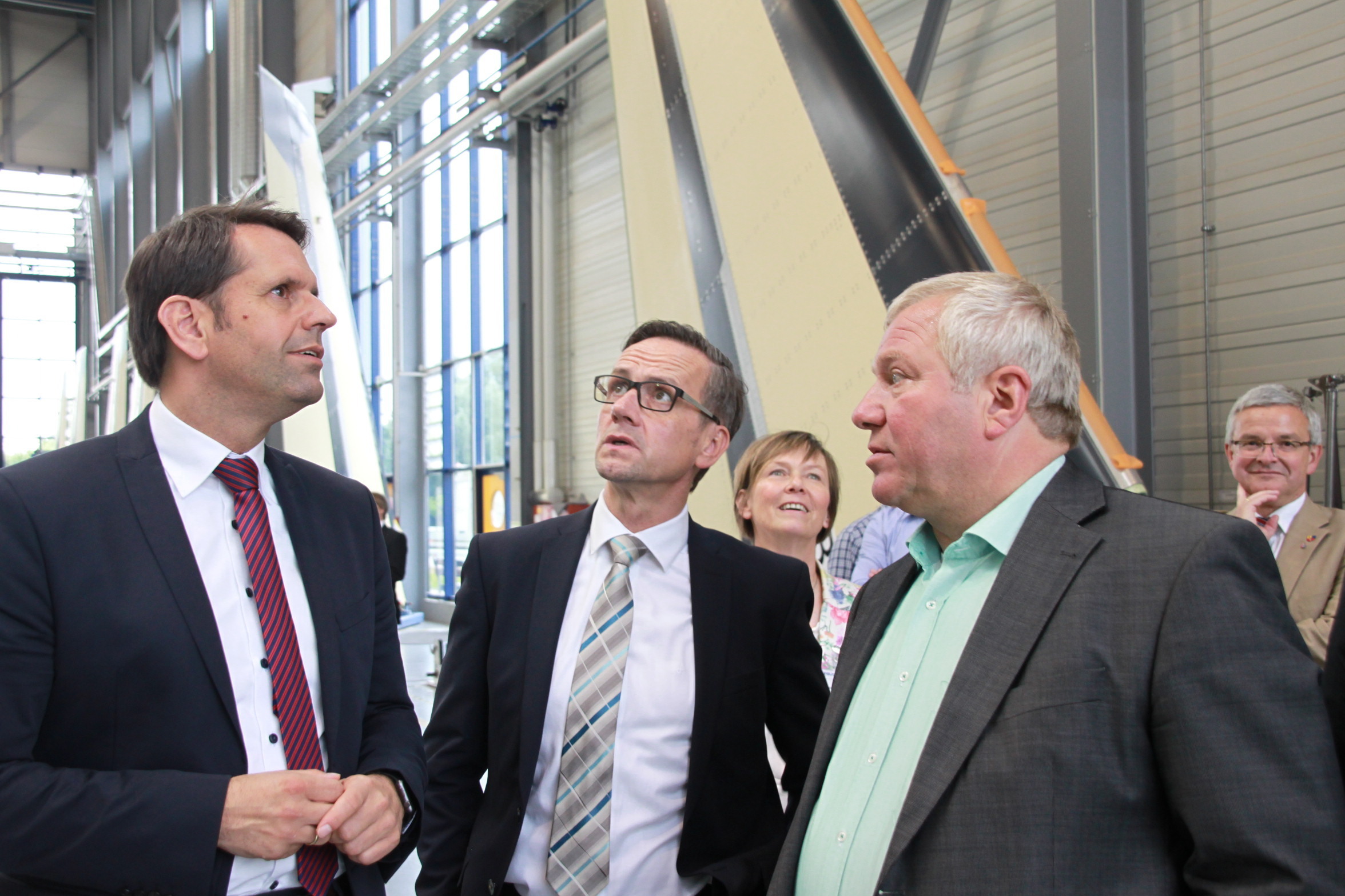 Vor einem Seitenleitwerk (v. li.): Minister Olaf Lies, Airbus-A350-Produktions-Chef Markus Brenke und Betriebsratsvorsitzender Burkhard Borchers