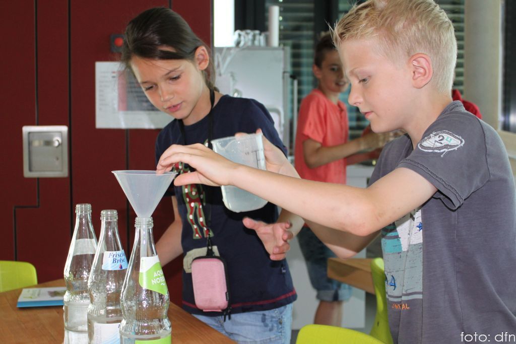 Werden für Naturwissenschaft begeistert: Zwei Schüler der Grundschule Nenndorf in der Zukunftswerkstatt