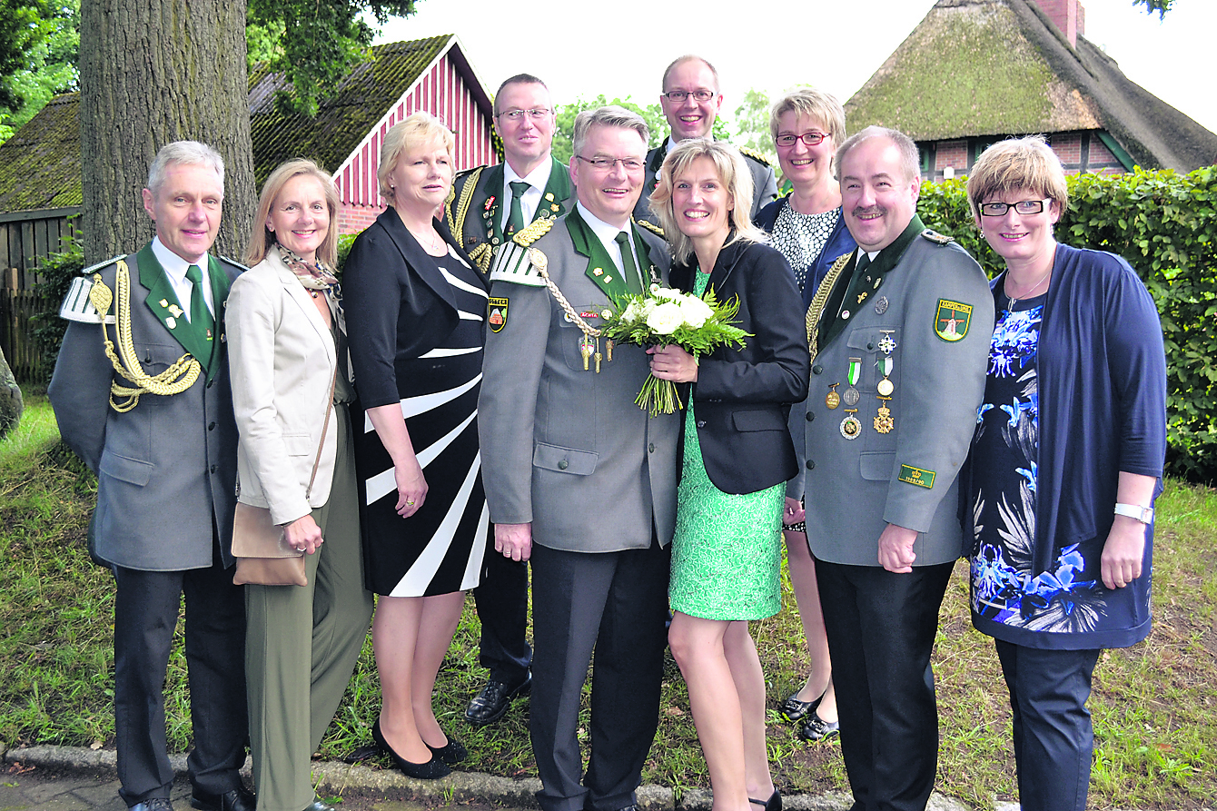 Die Kampener Königscrew (v. li.): Heino und Dörte Brenning, Ulrike und Hans-Otto Rademacher, Marco und Inrid Pape sowie Karsten und Anke Berg umrahmten das
Königspaar Wilhelm und Sandra Dallmann