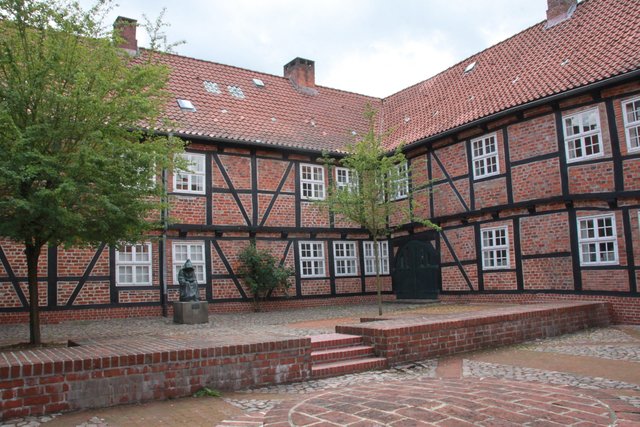 Das Johanniskloster dient als Hintergrund für eine Szene aus dem Hamburger Gänge-Viertel während einer Cholera-Epidemie