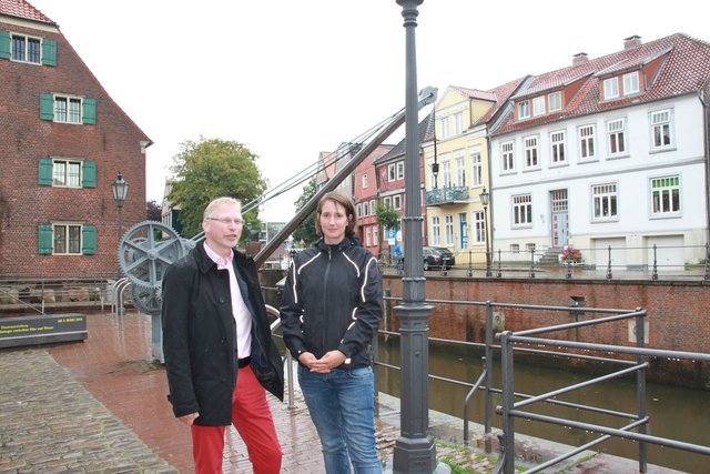 Schwedenspeicher (li.) und Hafenbecken als Filmkulisse: Frank Tinnemeyer (Teamleiter Stade Tourismus) mit der  Manuela Rusch, Aufnahmeleiterin der "Gruppe 5"
