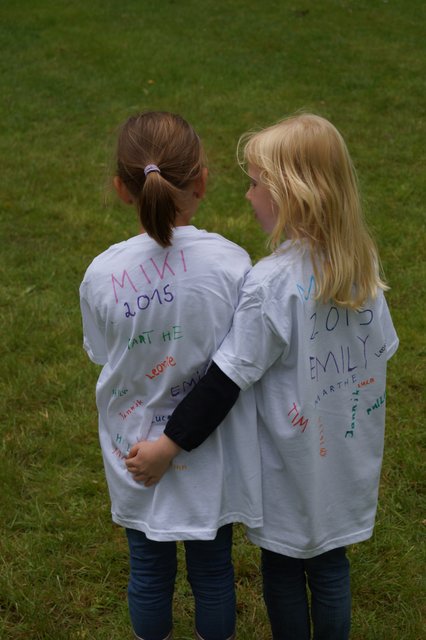 Ein T-Shirt erinnert an die schönen Tage während der Ferienbetreuung