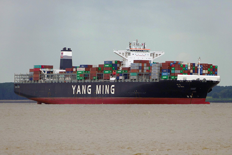 Der Containerriese der chinesischen Reederei "Yang Ming" war das zweite Mal im Hamburger Hafen