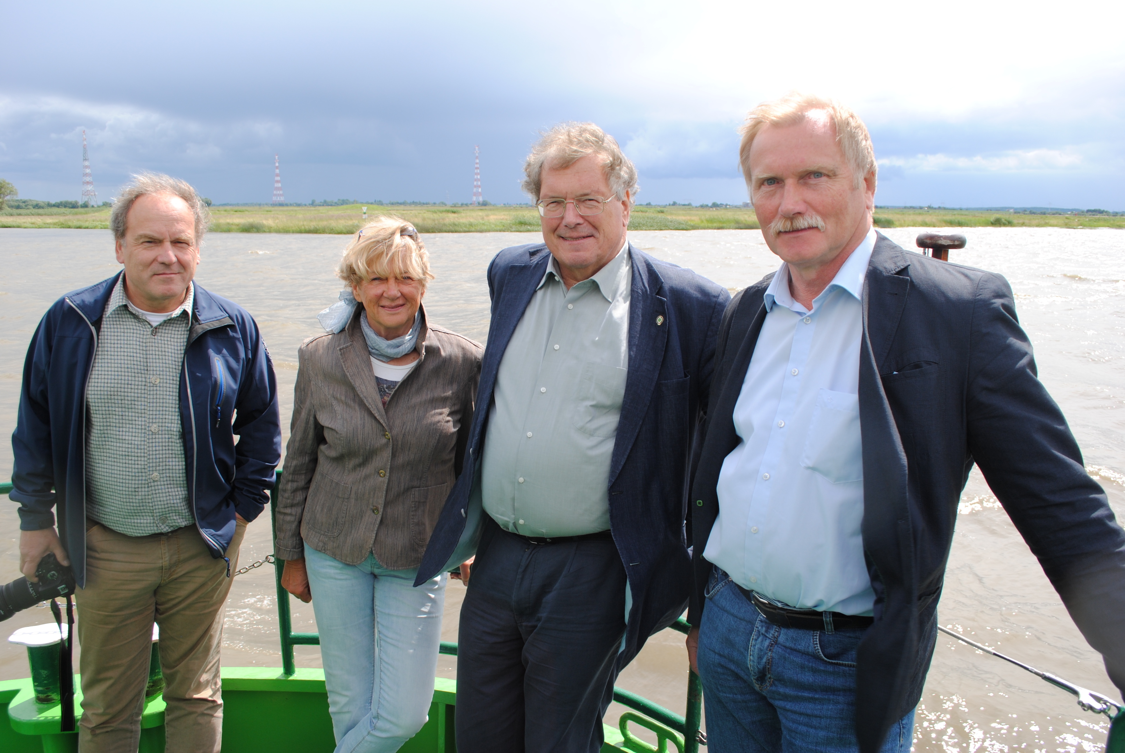 BUND-Pressegespräch auf dem Flachbodenschiff „Tidenkieker“ mitten auf der Elbe mit dem Landesvorsitzenden Heiner Baumgarten (v.re.), Bundesvorsitzender Hubert Weiger, Silke Hemke (BUND Stade) und Carl-Wilhelm Bodenstein-Dresler (BUND Geschäftsführung Niedersachsen)
