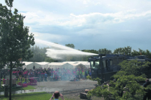 Der Wasserwerfer präsentierte seine Technik