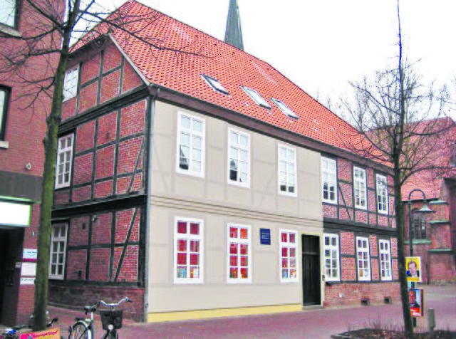 Die Außenfassade im Vergleich: Die Computersimulation zeigt den geplanten grauen Anstrich und die bestehende rote Farbgebung | Foto: Amt für Bau- und Kunstpflege Celle