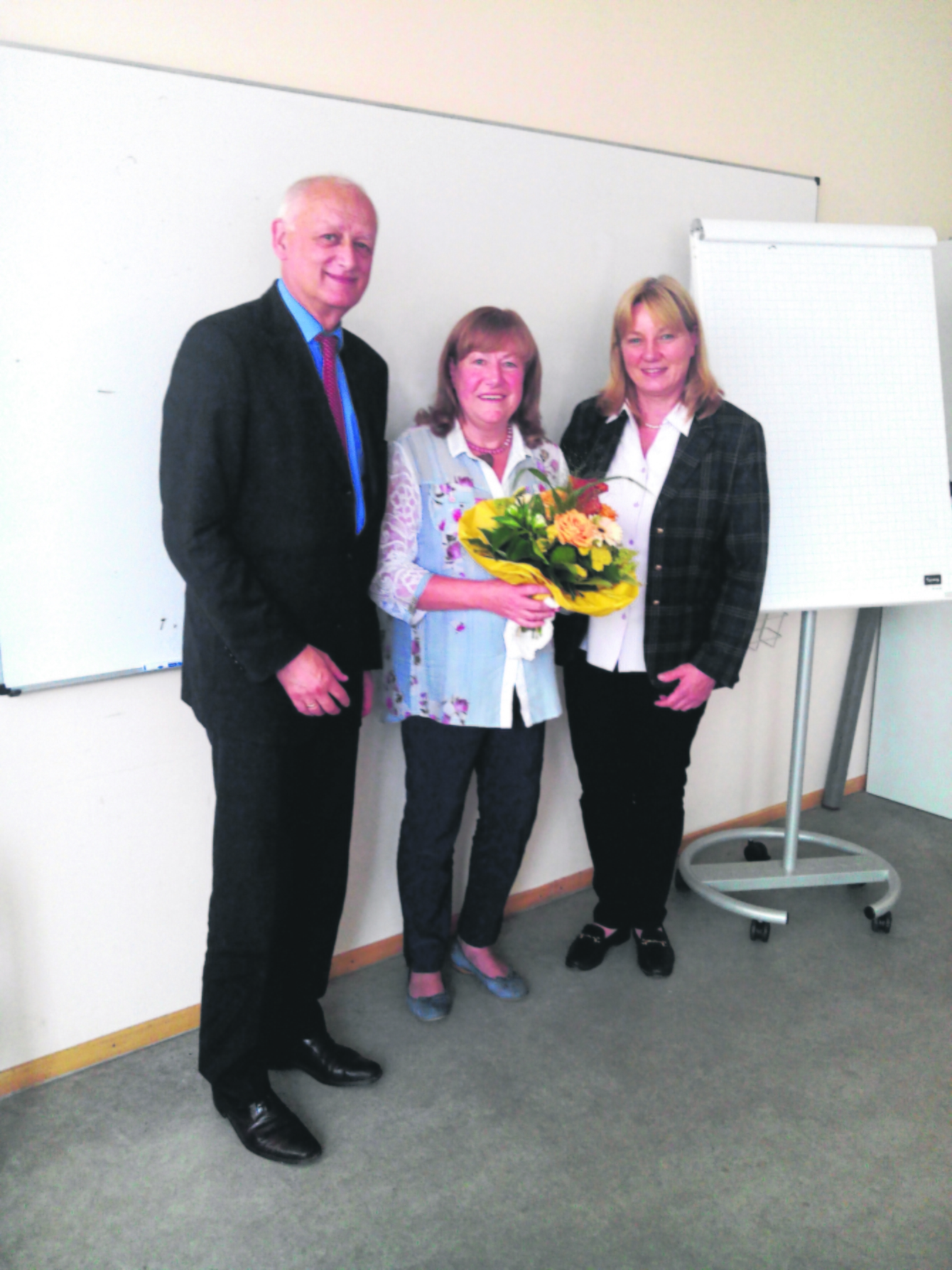 Bei der Verabschiedung (v. li.): Friedrich Goldschmidt (KVHS-Bereichsleiter), Beate Middendorf-Höltmann und Andrea Röhrs (KVHS-Vorsitzende des Beirates)
