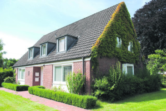 Soll abgerissen und durch einen Neubau ersetzt werden: das Pfarrhaus I an der Winsener Straße