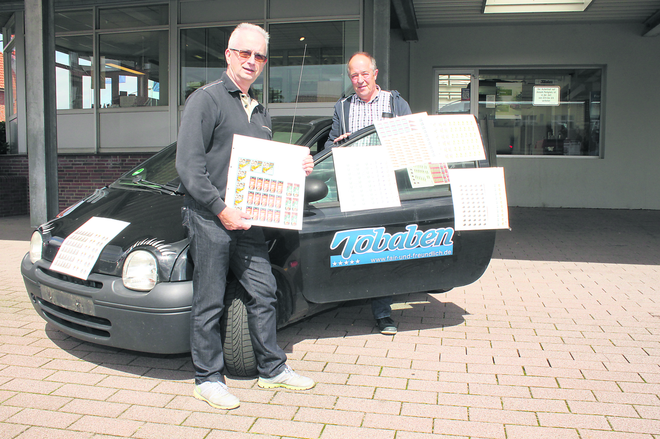 Heinz-Jochem Boschke und Günther Borchers mit dem vom Autohaus Tobaben gestifteten Pkw. Diese soll mit unzähligen Briefmarken versehen werden