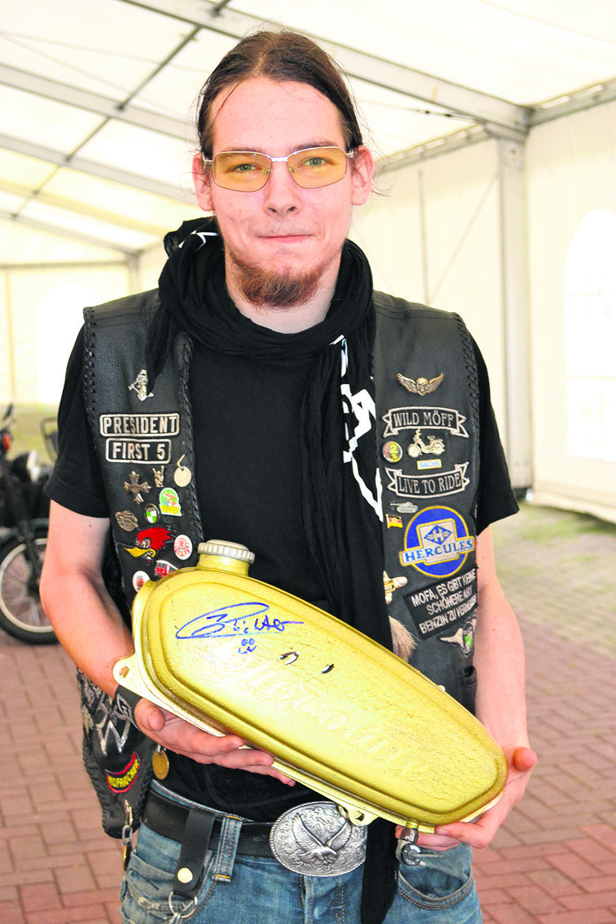 Wild Möff-Präsident Christopher Langenberg mit dem goldenen Spenden-Tank, den Fernsehkoch Horst Lichter vor der Tour signiert hat