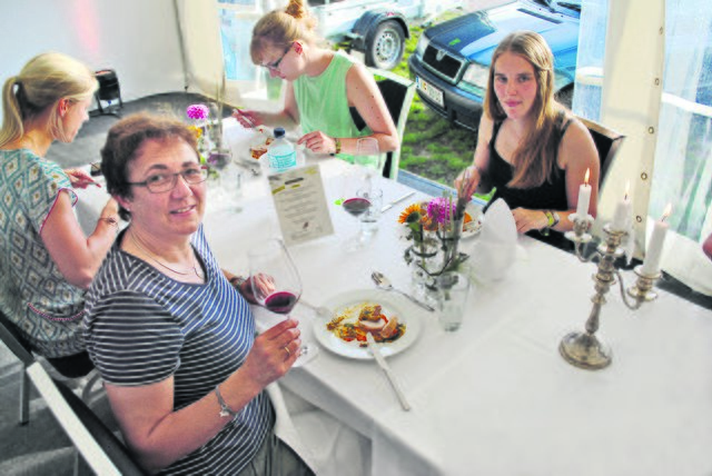 Genossen das Menü in "A Summer's Cuisine": die WOCHENBLATT-Verlosungsgewinner Birgit Diekmann (vorne) und Lara Spengler