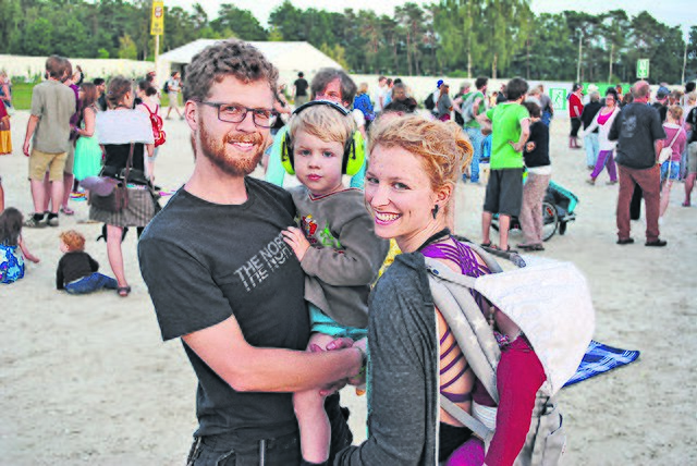 Aus Hannover zum Familienfestival angereist: Viktor und Julia Rose mit ihren Kindern Nino (3) und Eva (1, verdeckt)