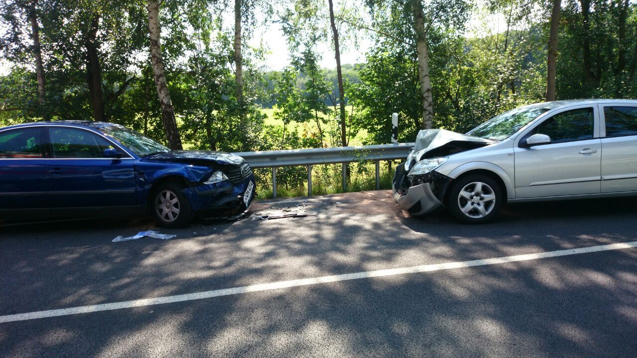 Die Pkw kollidierten frontal miteinander