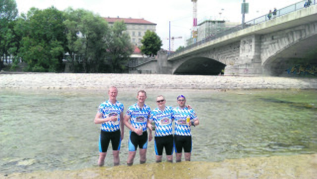 Erfrischungen für Kehle und Füße (v. li.): Mortimer Schmiedebach, Arne Schöne, Rainer Bestmann und Heiko Riebesell kühlen sich in der Isar in München ab