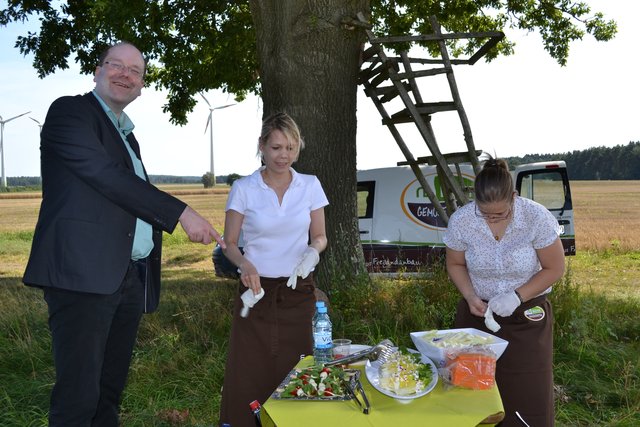 Nach der Hallen- und Feldbesichtigung gab es eine Stärkung mit Behr-Gemüse