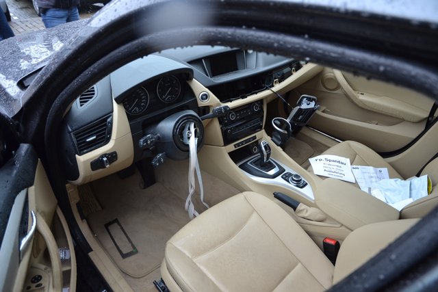 Lenkrad, Airbags heruasgerissen - die Autoknacker gingen mit Brachialgewalt vor