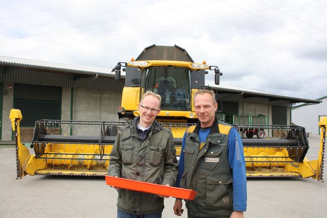 Agraingenieur Gerd Ropers (li.) und Mähdrescherfahrer Christoph Greve. Im Hintergrund ein echtes Ernte-Ungetüm der "New Holland CX8080"