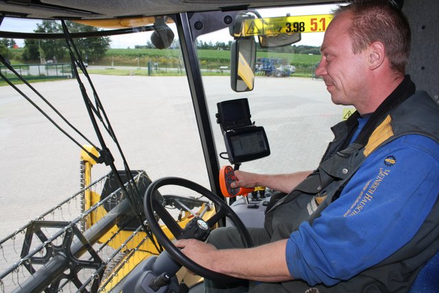 Fahrer Christoph Greve im Cockpit des "New Holland"