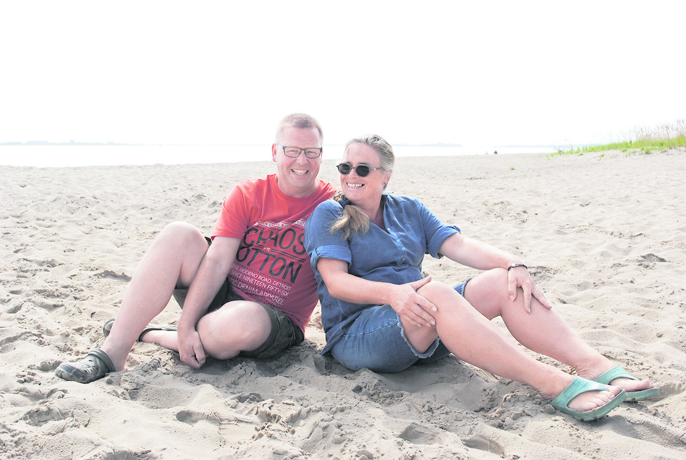 Conny und Edgar Walter genießen den Elbstrand auf Krautsand