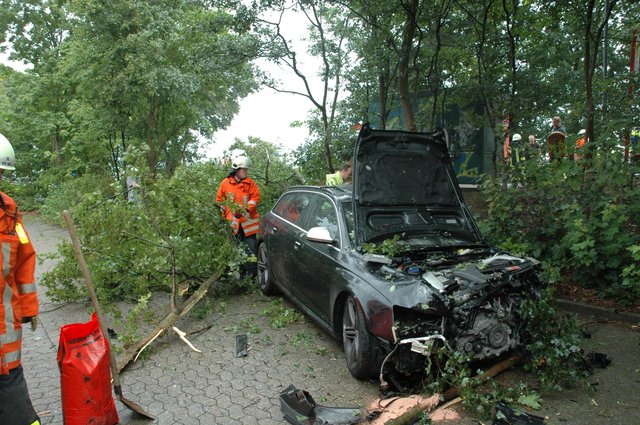 Der Audi Quattro blieb zerstört auf einem Garagenhof stehen | Foto: Polizei