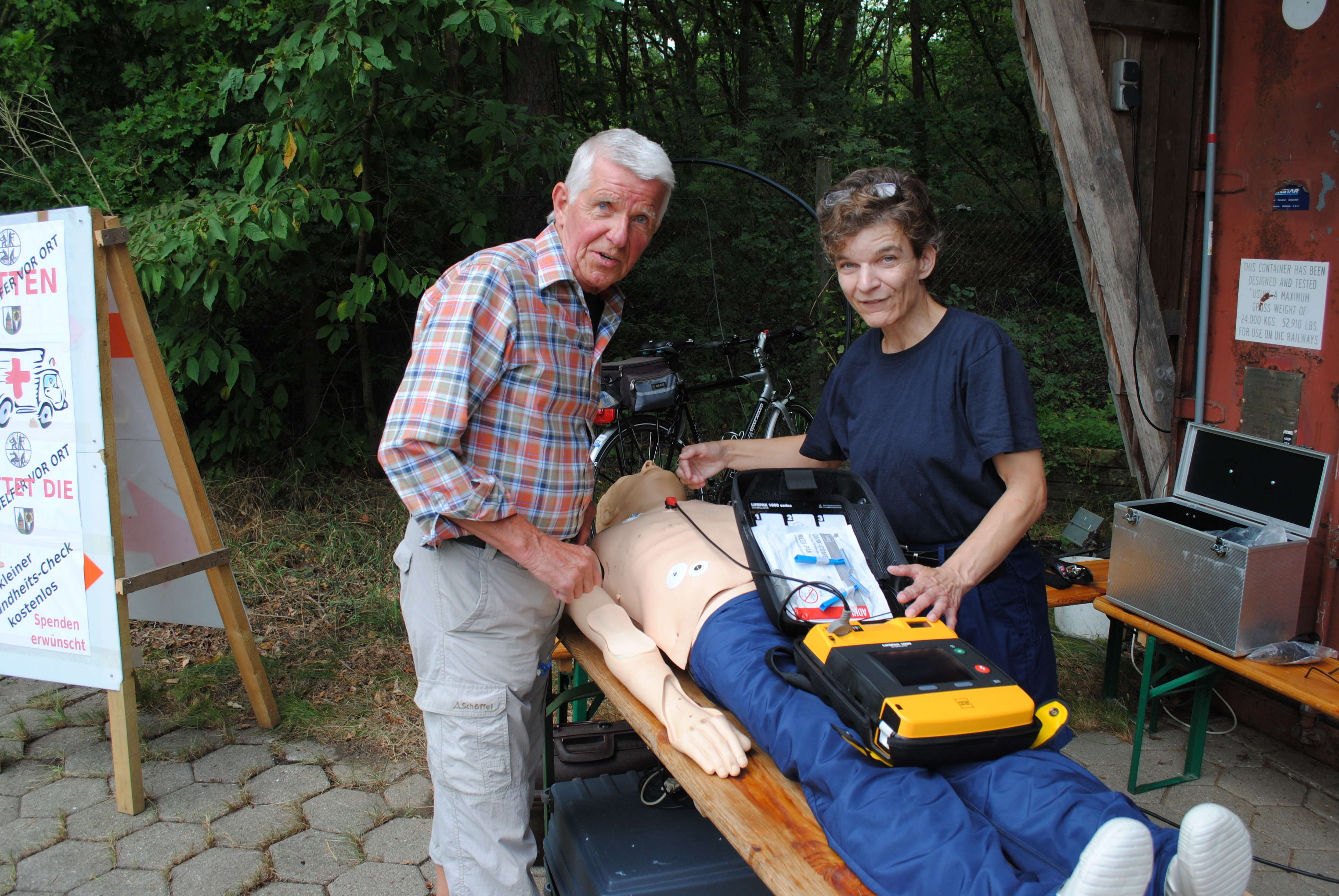 Claudia Schröder erklärte Klaus Burmester am Patienten "Karl" den Umgang mit einem Defibrillator