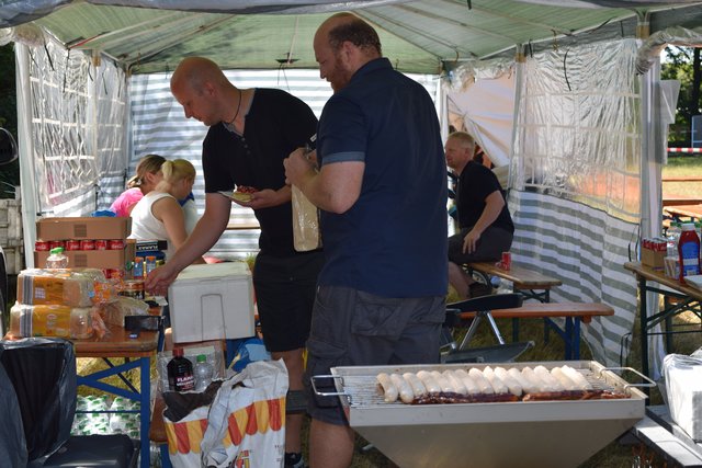 Spielplatz Rönne: Spezialitäten vom Grill beim Kinderfest
