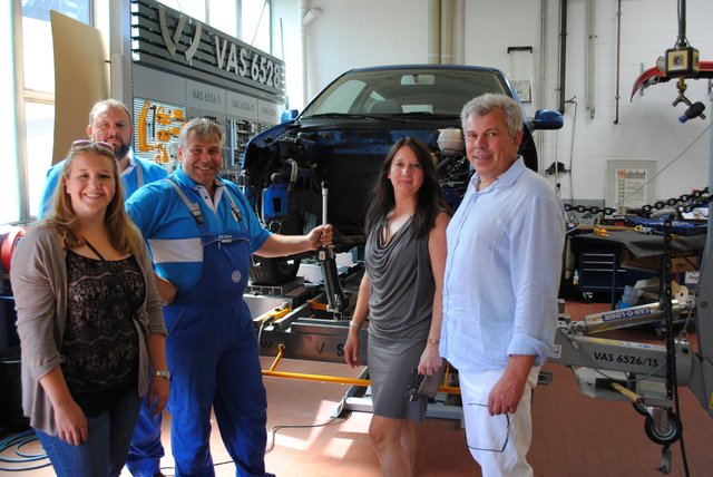 Bei der Autovermessung (v. li.): Stefanie Jorga, Maurice Wilcken, Michael Jorga sowie Wilma und Arunas Kazemekas